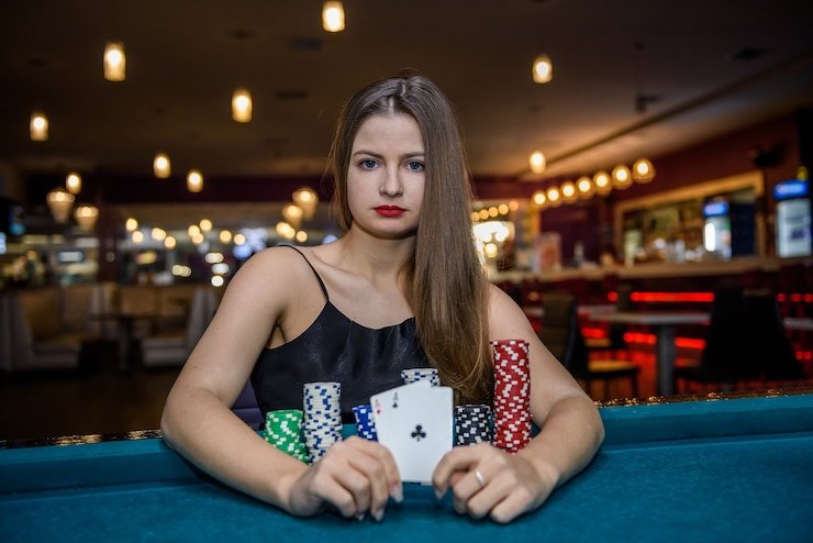Dealer profesional di studio live tanduk toto memanggil nomor Bingo dari mesin acak dengan multi-kamera